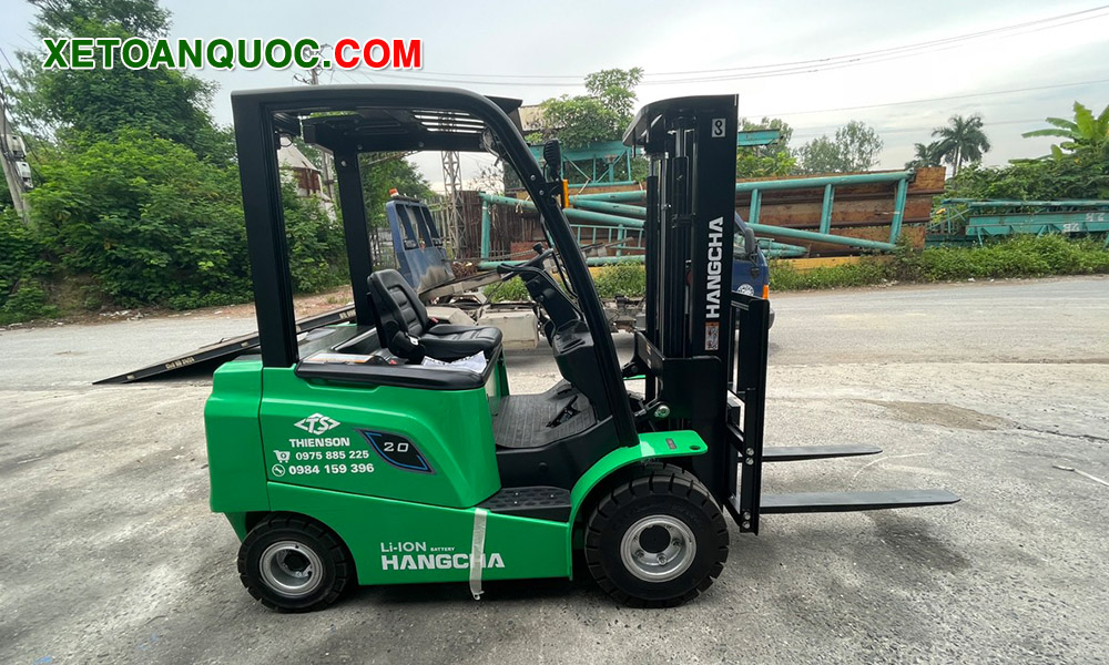 Xe nâng điện 2 tấn hoạt động ổn định