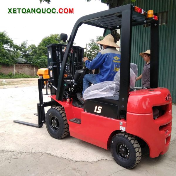 Xe nâng dầu 1.5 tấn