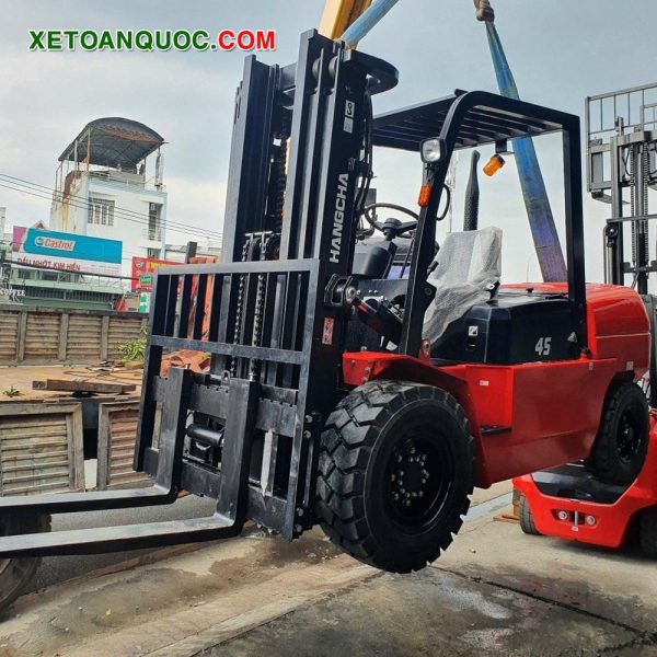 Xe nâng dầu 4.5 tấn