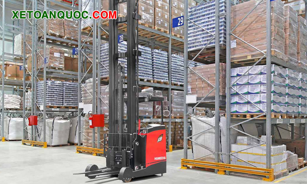Xe nâng reach truck 2 tấn Axit Hangcha trong kho hàng