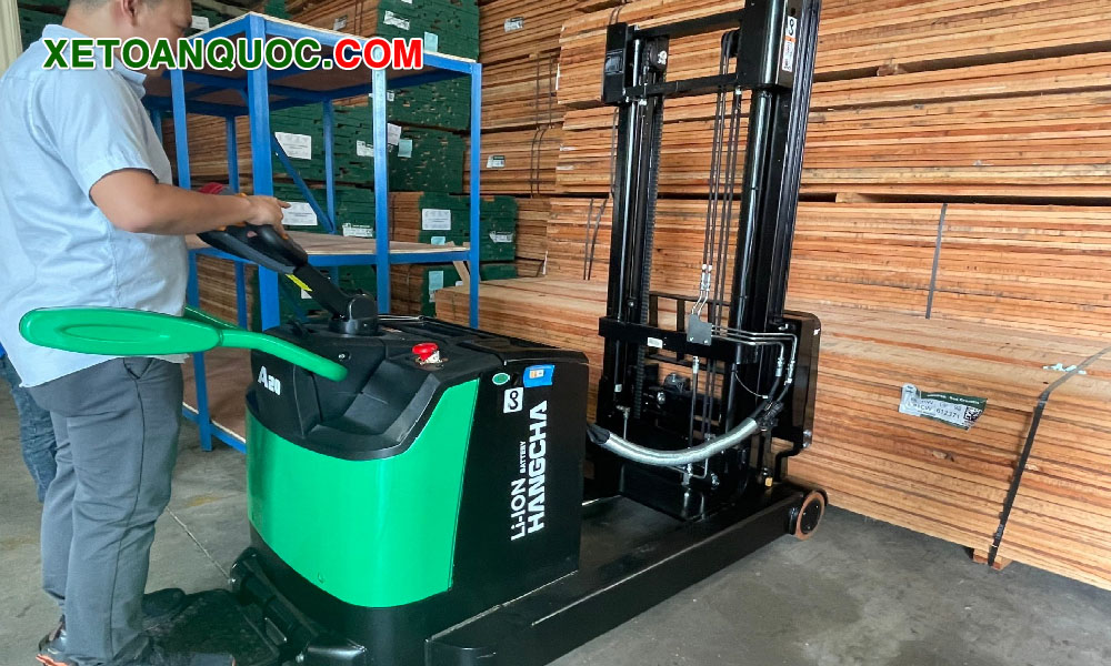 Xe nâng tay điện cao 2 tấn pin lithium