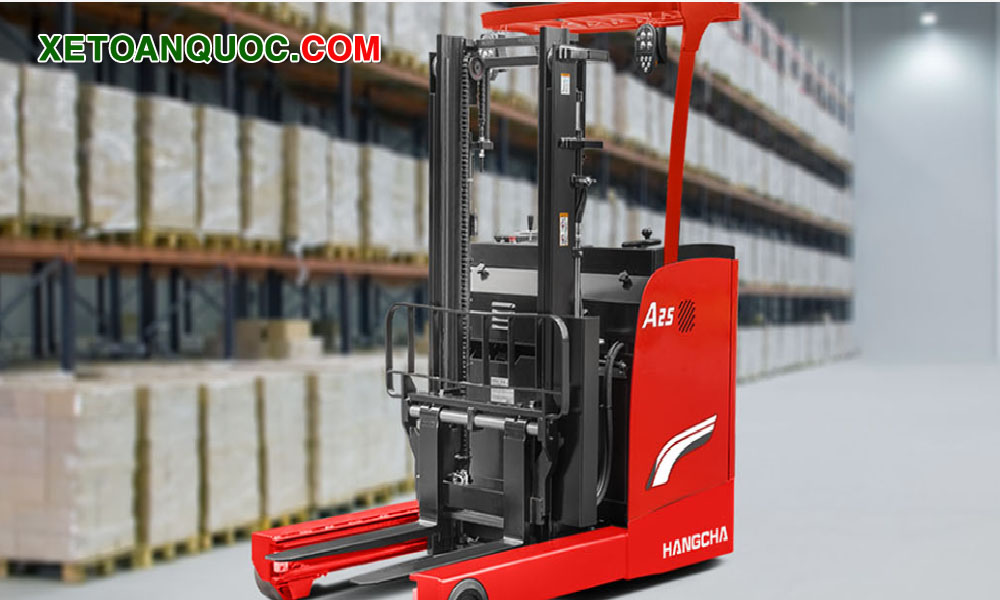 Xe nâng reach truck 2.5 tấn pin axit tiện dụng trong các nhà kho