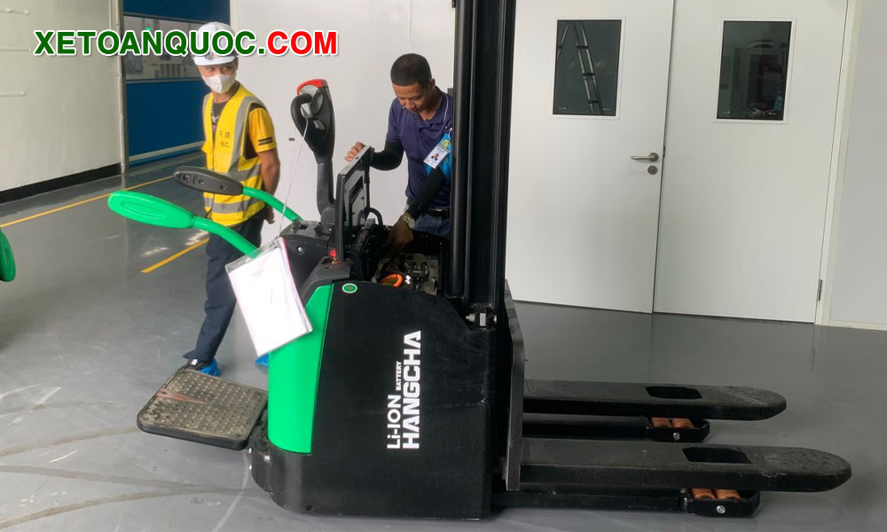 Xe nâng tay điện cao 1.5 tấn pin lithium