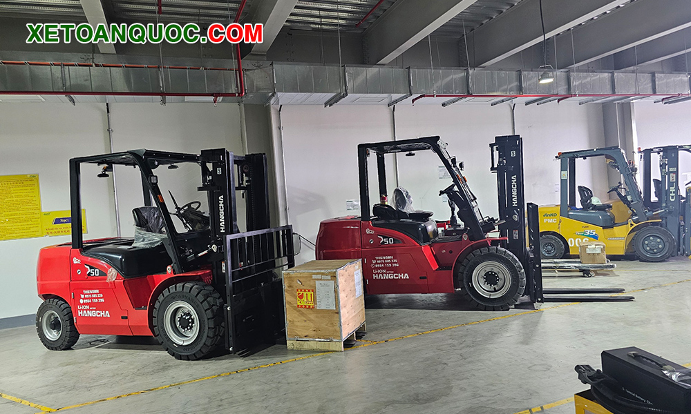Xe nâng điện 5 tấn Hangcha trong kho