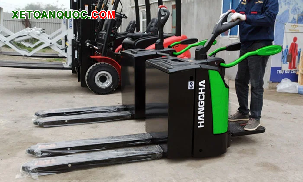 Xe nâng tay điện thấp 3 tấn pin lithium thoải mái khi điều khiển
