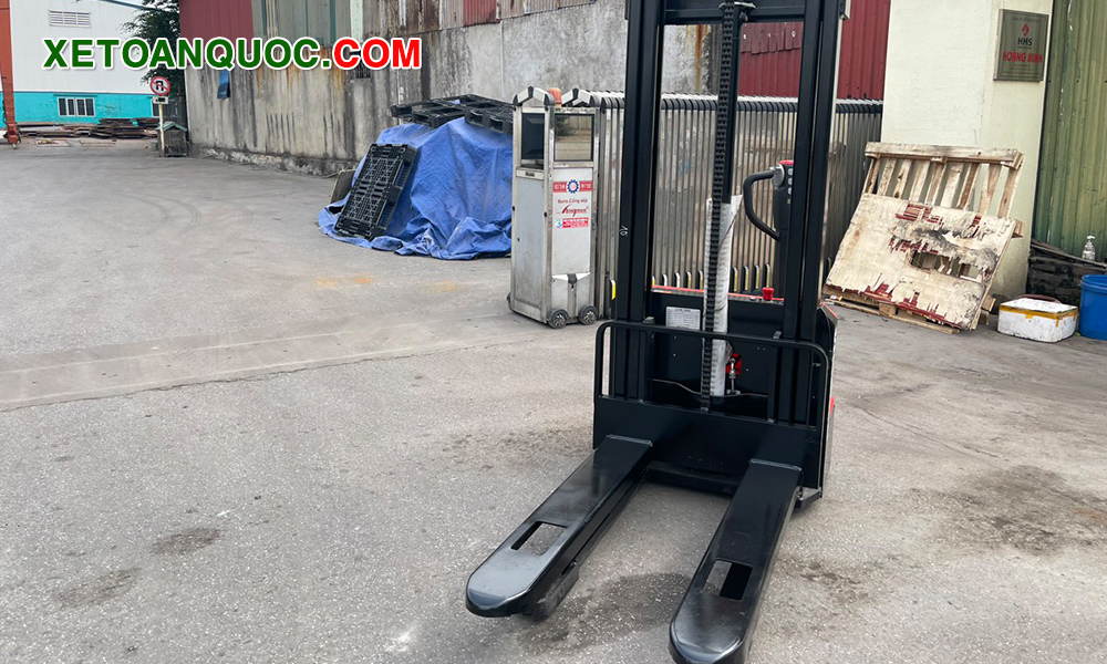 Mặt trước xe nâng tay điện cao 1 tấn mini - axit
