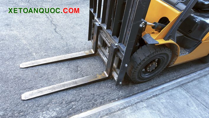 xe nâng bị tụt càng