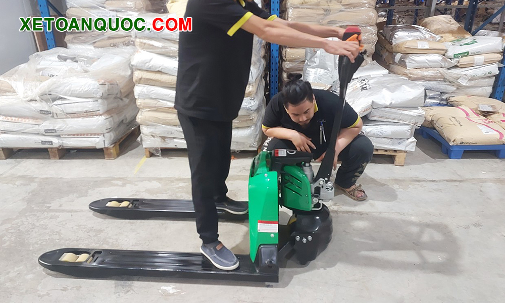 Xe nâng tay điện thấp 1,5 tấn - Lithium hình ảnh thực tế
