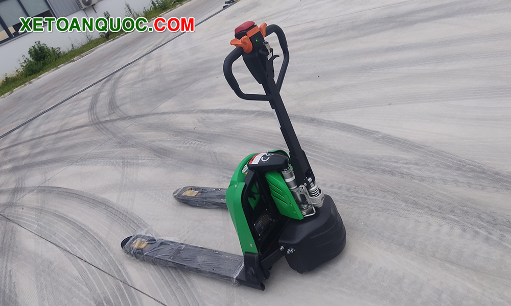 Xe nâng tay điện thấp 1,5 tấn pin lithium đang bán chính hãng tại Xe Toàn Quốc